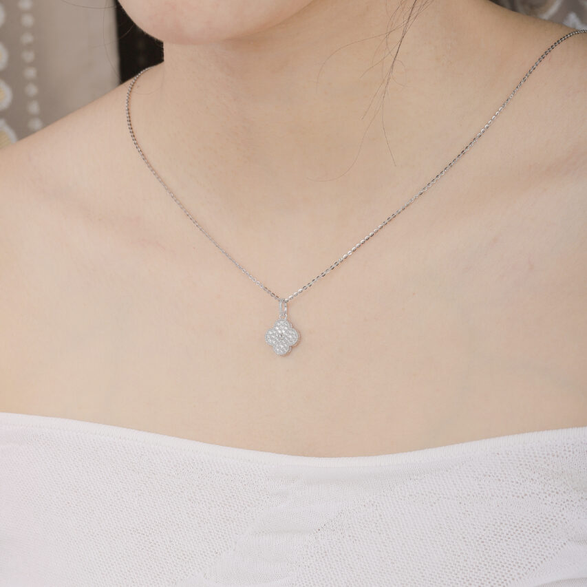 Mặt dây chuyền hoa bốn cánh đính đá CZ viền hạt nổi bật