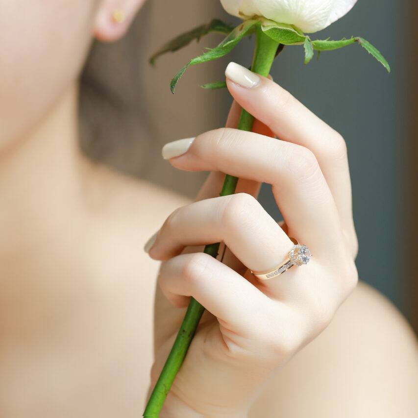 Nhẫn vàng tròn vuông hào quang